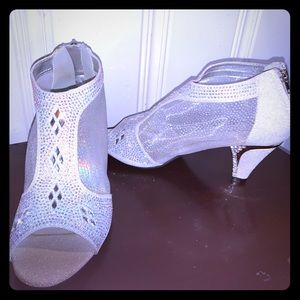 NWOT, Ultra Sexy Zipper Back Heels, Size 10, White